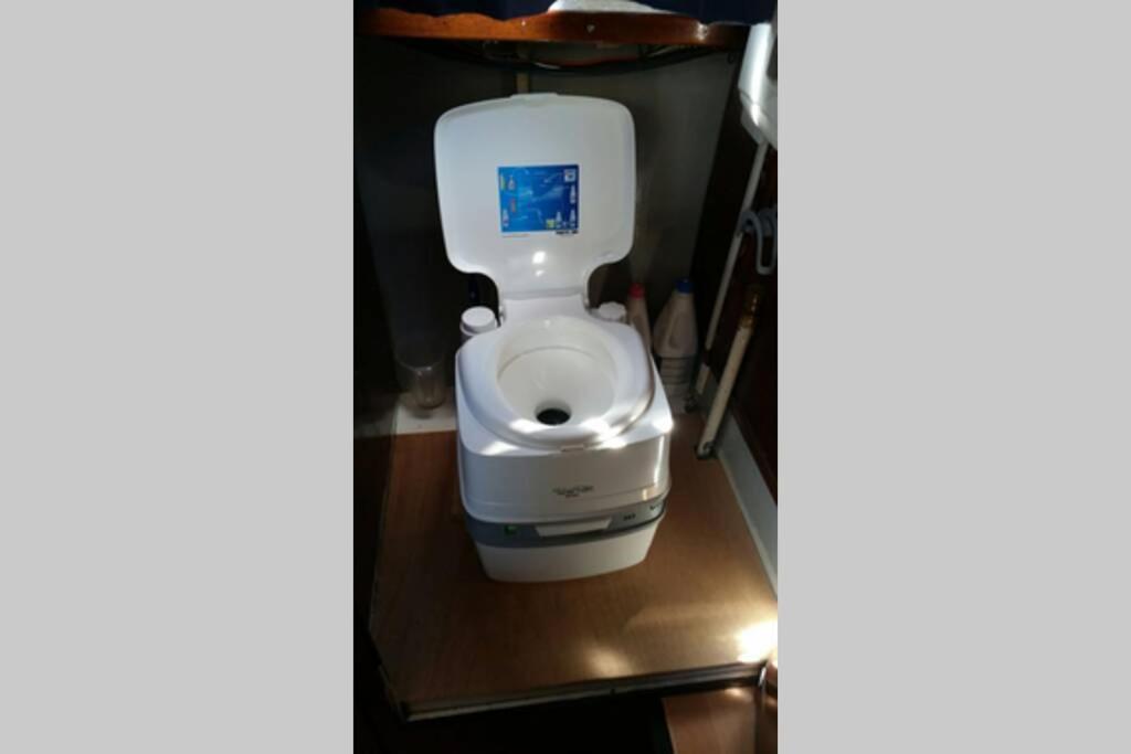 Boat Allemansfreon - Kamperen Op Het Water - Niet Om Mee Te Varen - Read Host Profile-Lees Hostprofiel Jutrijp Εξωτερικό φωτογραφία