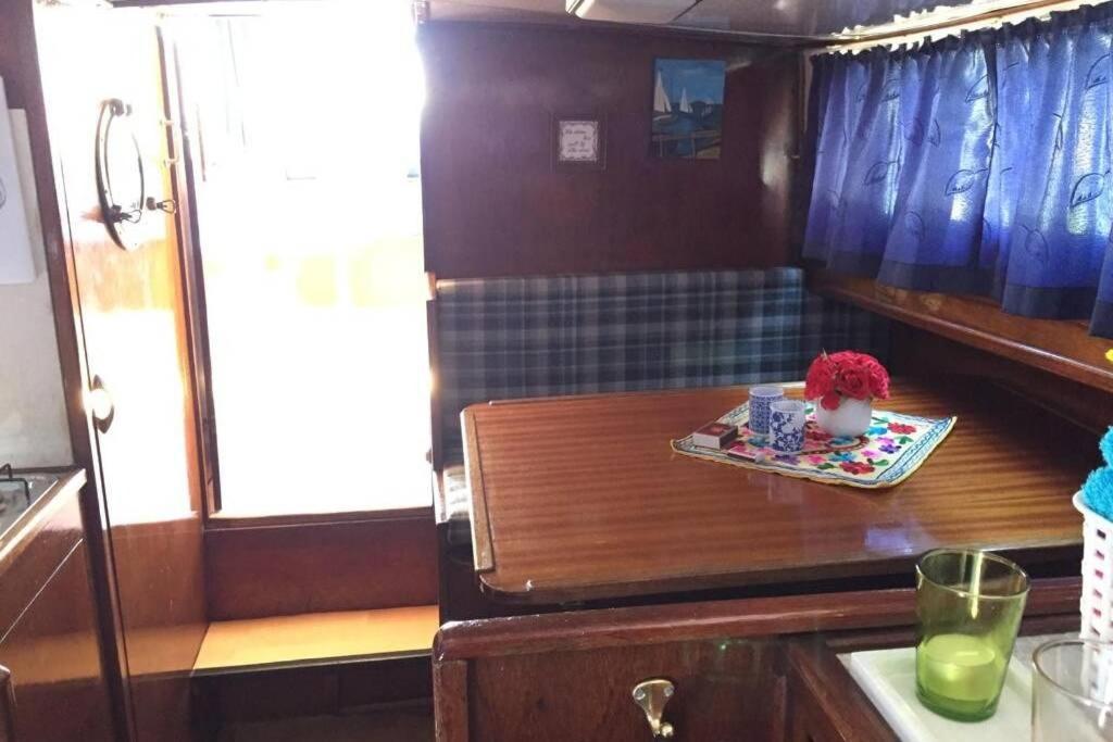 Boat Allemansfreon - Kamperen Op Het Water - Niet Om Mee Te Varen - Read Host Profile-Lees Hostprofiel Jutrijp Εξωτερικό φωτογραφία