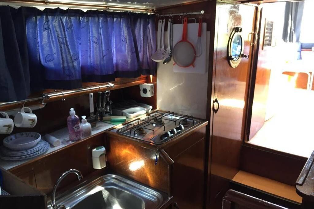 Boat Allemansfreon - Kamperen Op Het Water - Niet Om Mee Te Varen - Read Host Profile-Lees Hostprofiel Jutrijp Εξωτερικό φωτογραφία