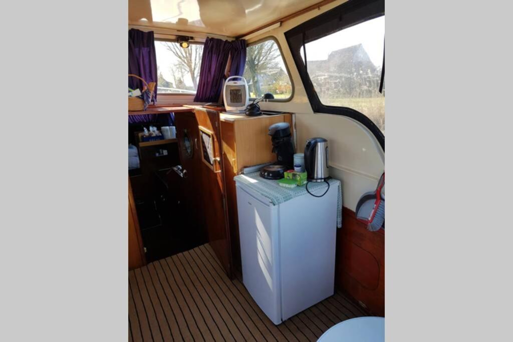 Boat Allemansfreon - Kamperen Op Het Water - Niet Om Mee Te Varen - Read Host Profile-Lees Hostprofiel Jutrijp Εξωτερικό φωτογραφία