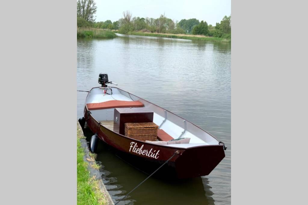 Boat Allemansfreon - Kamperen Op Het Water - Niet Om Mee Te Varen - Read Host Profile-Lees Hostprofiel Jutrijp Εξωτερικό φωτογραφία